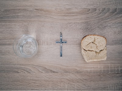 特写的照片银十字架吊坠在烤面包
